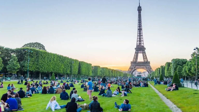 Eiffel Tower picnic – How to Plan a Beautiful Eiffel Tower PIcnic and the Right Time for Photography